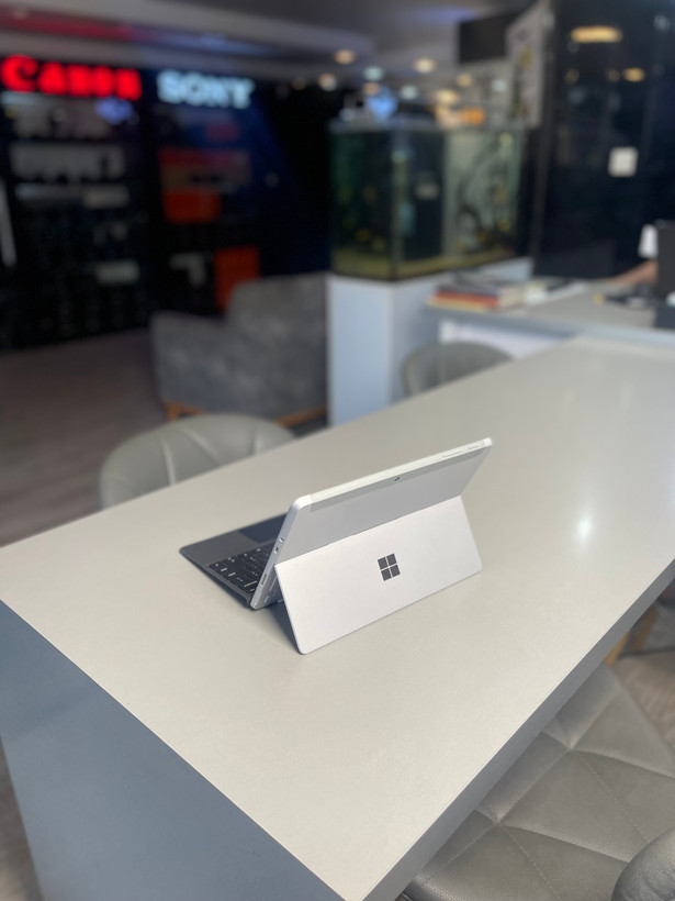 لپتاپ سرفیس گو۱ M3/8/8 GB/128 SSD/Intel UHD/