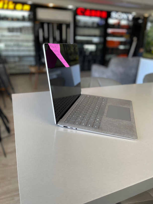 لپتاپ سرفیس۲ corei5-۸۴۵۰/8/256 SSD/intel iris plus/14" 2k