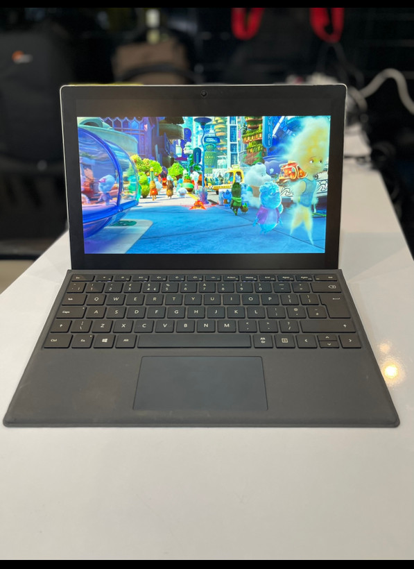 سرفیس پرو ۶ /i5-8/8/۲۵۶ SSD/intel UHD/13" ips