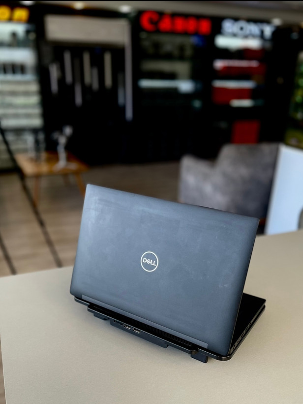 لپتاپ دل لتیتوده ۷۴۹۰/corei7-8/8 GB/256 SSD/intel HD/14" ips