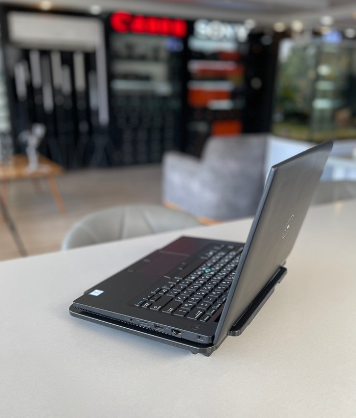 لپتاپ دل لتیتوده ۷۴۹۰/corei7-8/8 GB/256 SSD/intel HD/14" ips