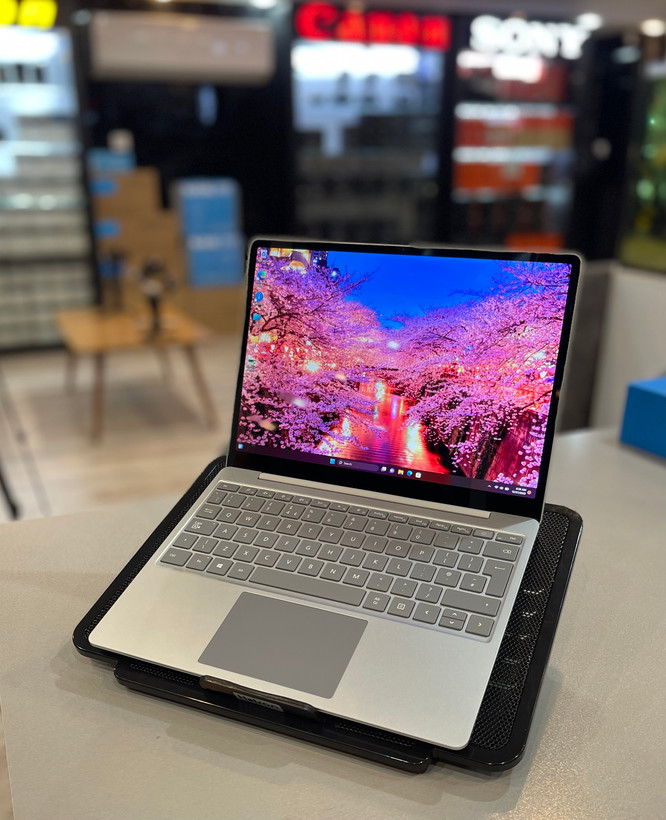 لپتاپ سرفیس گو ۱، corei5-10/16 GB/256 SSD/intel UHD/14 اینچ ips