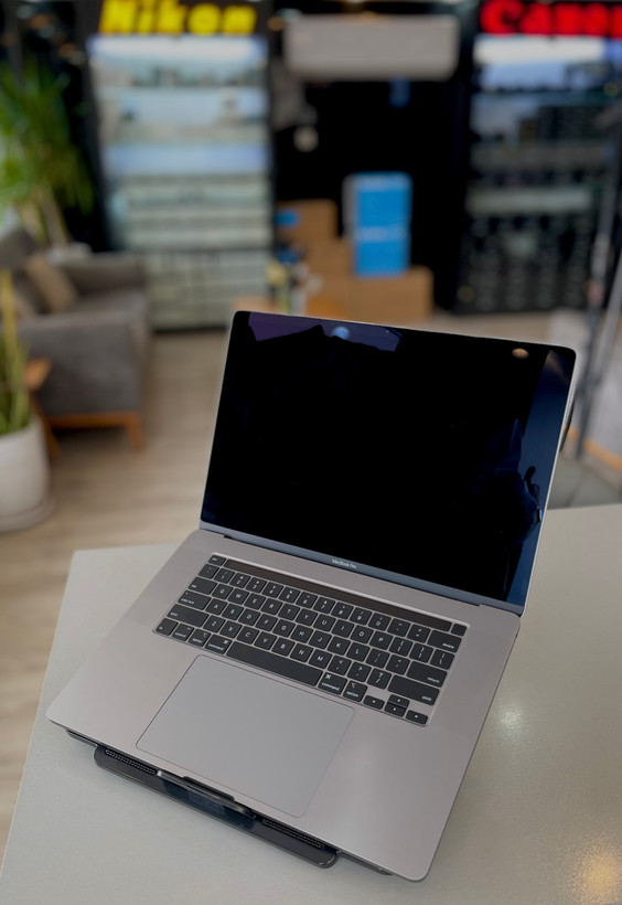لپتاپ مکبوک ۲۰۱۹ i7/16 GB/500 SSD/4 GB Amd radeon/16" retina