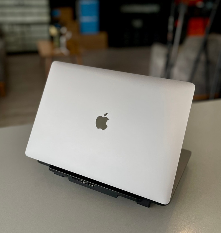 لپتاپ مکبوک ۲۰۱۹ i7/16 GB/500 SSD/4 GB Amd radeon/16" retina