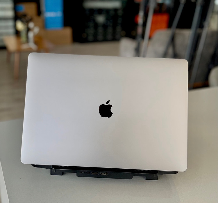 لپتاپ مکبوک ۲۰۱۹ i7/16 GB/500 SSD/4 GB Amd radeon/16" retina