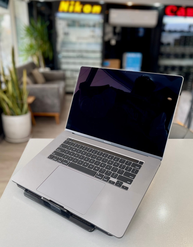 لپتاپ مکبوک ۲۰۱۹ i7/16 GB/500 SSD/4 GB Amd radeon/16" retina