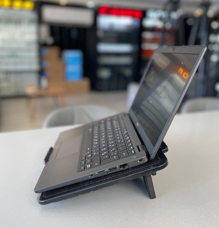 لپتاپ دل لتیتود ۵۳۰۰ i5-8/8 GB/256 SSD/intel UHD/14" ips