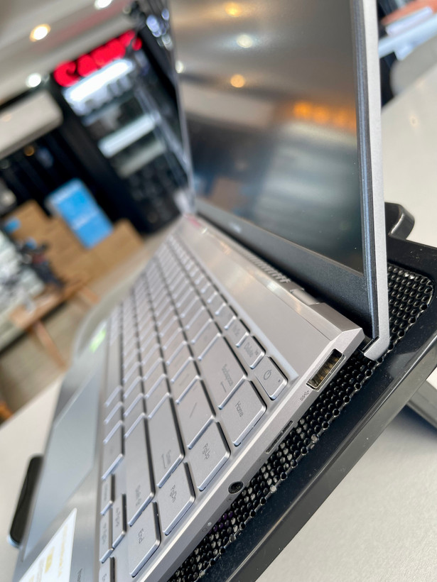 لپتاپ ایسوز زنبوک۱۴یو اکس۴۲۵/ Ryzen5-5/8/256 SSD/2 GB Geforce Mx450/16" ips