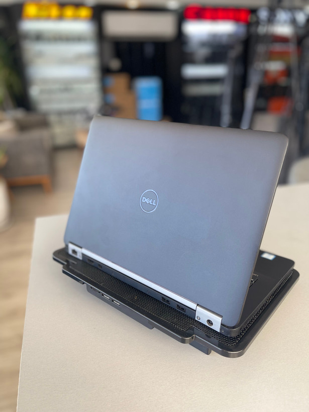 لپتاپ دل لتیتوده۷۲۷۰ i7-6/8 GB/256 SSD/Intel/14" ips