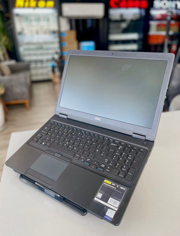 لپتاپ دل لتیتود۵۵۹۰-8/8 GB/256 SSD/intel UHD/16"