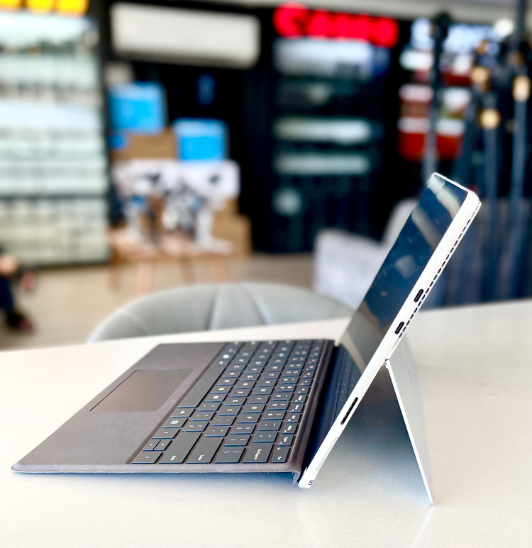 سرفیس سورفیس پرو۸ i5-11/8 GB/256 SSD/intel iris xe/4" لمسی
